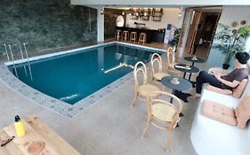 Beds & Friends Hostel Mactan With Pool And Bar